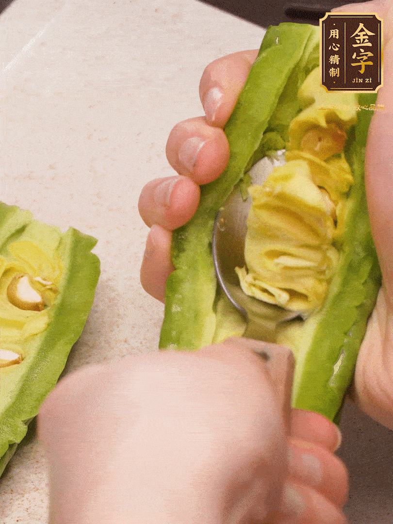 苦瓜從中間切開，把里面的瓢和籽全部挖干凈