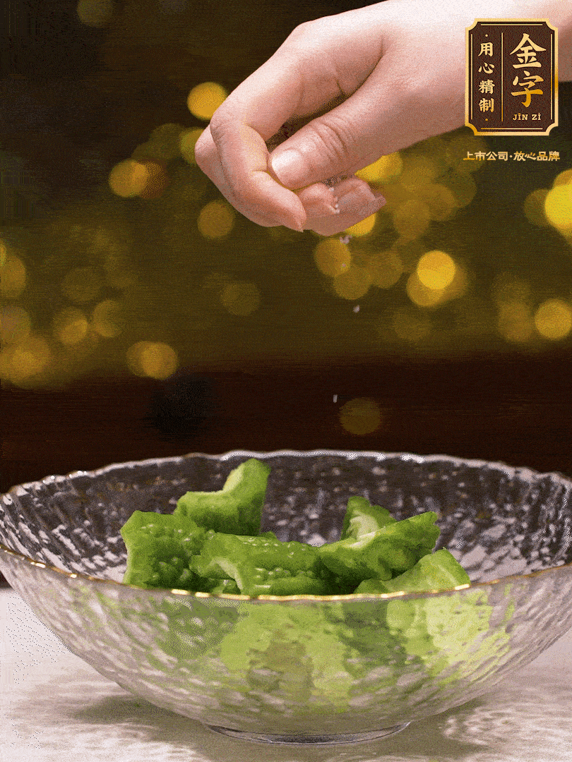 處理好的苦瓜切段（5cm），加點(diǎn)鹽鹽腌一下，去除一下苦味