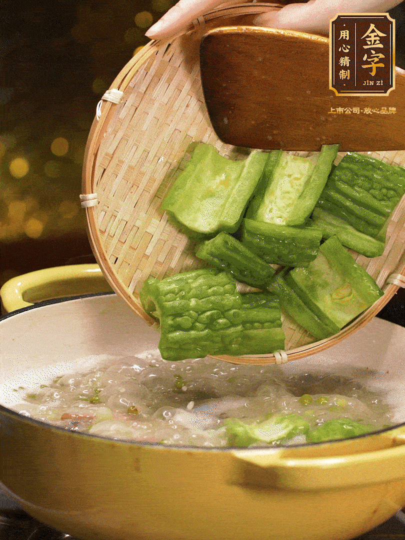 最后在放苦瓜燒開，放一點(diǎn)點(diǎn)調(diào)味糖，燉煮20分鐘
