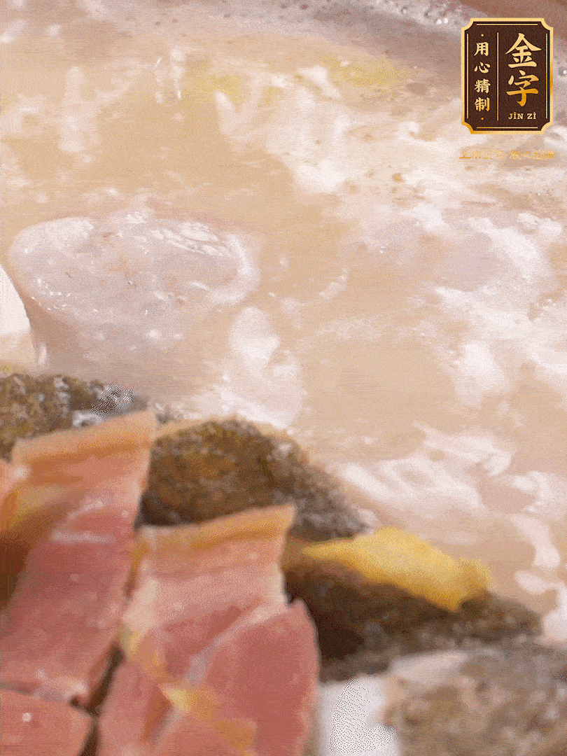 大火煮至沸騰后，轉(zhuǎn)至砂鍋中，繼續(xù)燉煮。這個(gè)時(shí)候可以放入一些自己喜歡吃的配菜比如蝦滑、內(nèi)酯豆腐來添味