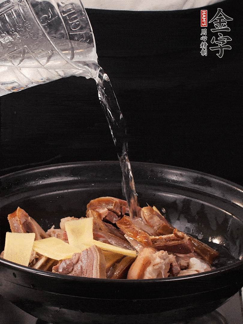 火腿、豬腳放到大砂鍋里，黃酒提鮮，蔥姜去腥，加2kg純凈水沒(méi)過(guò)食材。水一定要放足，中途最好不能加水