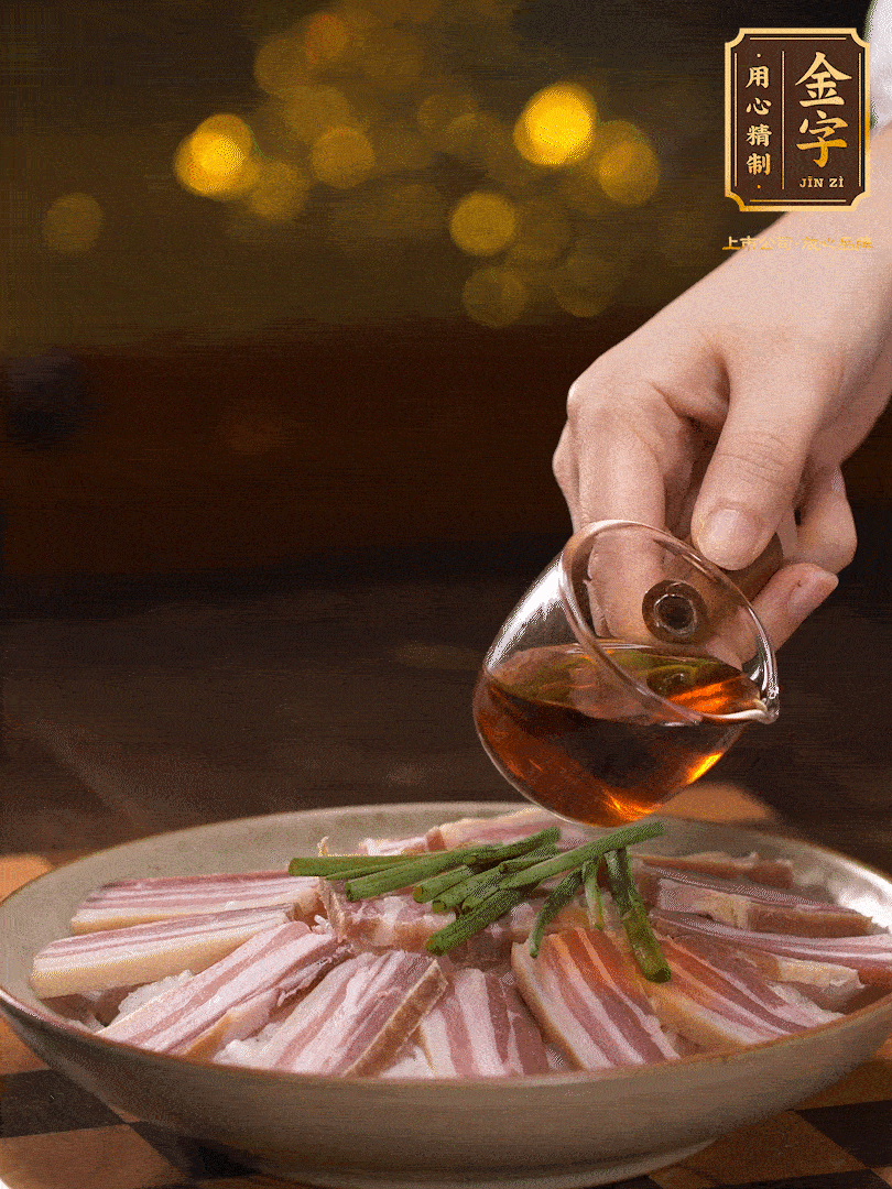 把切好的咸肉，均勻的鋪在蘿卜絲的四周頂部放少許蔥段 淋上少許料酒，放入鍋中 大火蒸二十分鐘