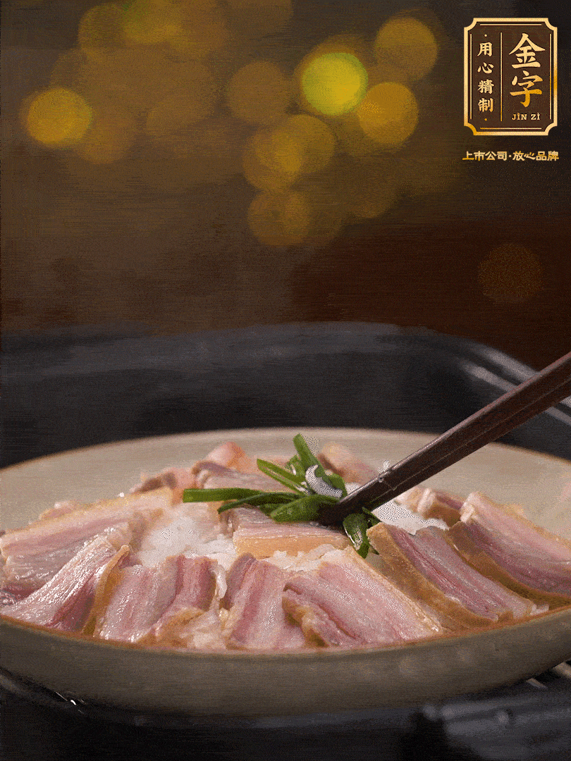 二十分鐘后關(guān)火，去除頂部的蔥段，最后撒上少許的蔥末，就完成了