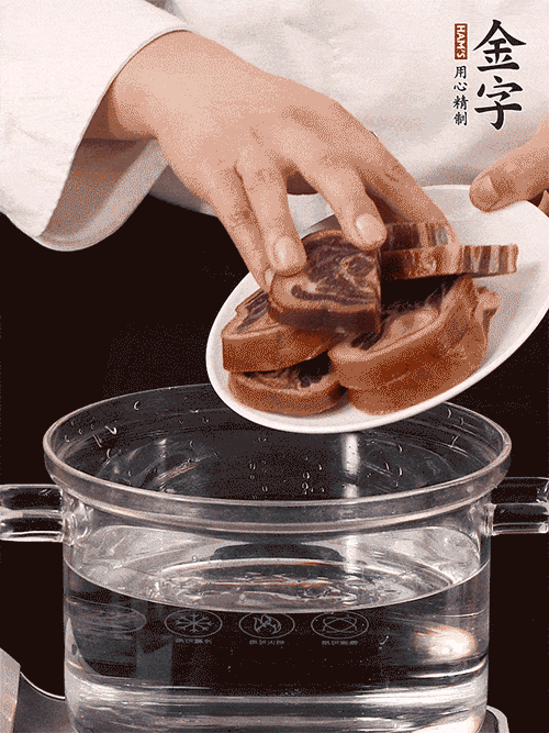 準(zhǔn)備食材。做金銀蹄有2個(gè)關(guān)鍵點(diǎn)：食材上火腿當(dāng)然得選足年發(fā)酵的金字火腿，新鮮豬爪最好選前腳、大小適宜的。