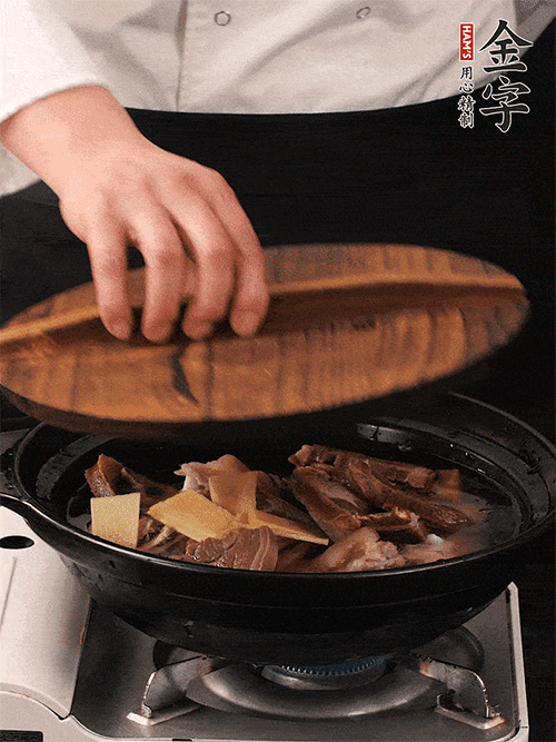 大火煮到沸騰后，轉(zhuǎn)中小火慢燉1個(gè)半小時(shí)。