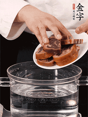 一包200g的金字火腿蹄片恰好搭配一個(gè)新鮮豬爪（豬腳）。都先加蔥姜、料酒焯水一遍，把血水清除后燉出來(lái)才能更清澈不油膩。