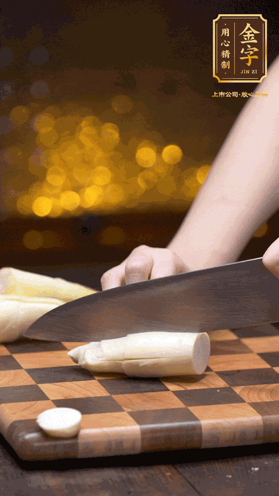 茭白剝?nèi)ネ馄?，去掉根部老硬部分，洗凈切滾刀塊