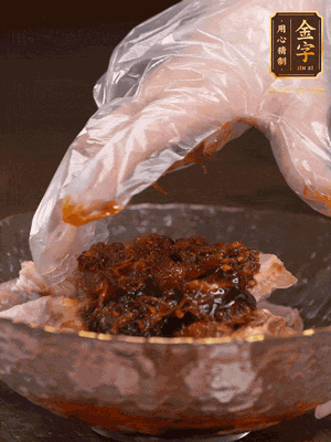 排骨用1勺蠔油、1勺醬油、1勺金字火腿XO醬抓勻腌制半小時(shí)