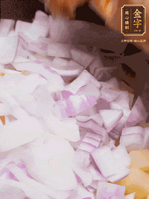 倒入洗干凈的大米、土豆丁、洋蔥碎、排骨、金字火腿xo醬、水