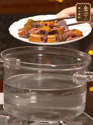 黃鱔冷水下鍋焯燙，再用清水洗凈去除腥味