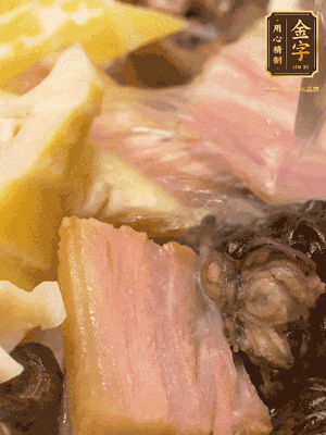 倒入滾燙的熱水，燉煮20分鐘，湯濃汁白