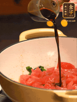 調(diào)味：1勺蠔油、1勺生抽、2轉(zhuǎn)胡椒粉和2勺番茄醬倒入400ml開水，燒至湯汁濃厚