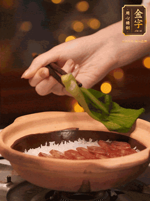 開蓋，碼上香腸和焯好水的青菜