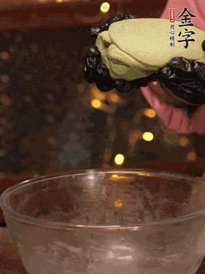 水里放點(diǎn)鹽，燒開后放艾草，一勺小蘇打，撈出浸入涼水，打成艾草泥