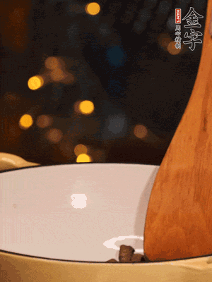 鍋中放入油，倒入醬油肉煸出油脂香味