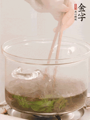 香椿焯水，變色后撈出，切成小段