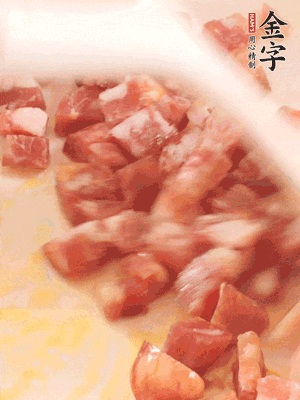 香腸炒出油脂，加入蠶豆煸炒