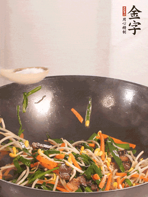 炒合菜：金字醬油肉、綠豆芽、韭菜