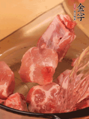 排骨冷水下鍋，加料酒、姜片，煮開綽水