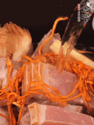 將所有食材一起倒進(jìn)鍋中，加水沒過食材，燉煮30分鐘即可