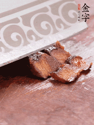 金字醬油肉水煮15分鐘，切薄片