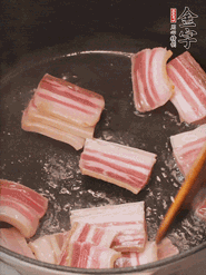 鍋中放菜籽油燒熱，下咸肉、冬筍略微煸炒