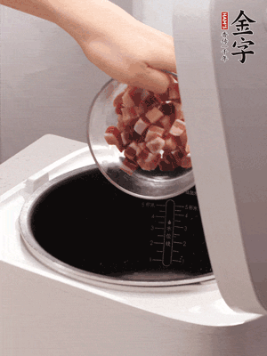 鍋中倒入豬油，油熱后炒熟上海青，給倒少許鹽調(diào)味