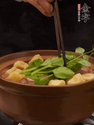 加筒骨煲的經(jīng)典配菜：金字土香腸、油豆腐、千張蓋上蓋子燜一會兒，耐心等候10分鐘。