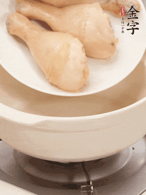 雞腿、火腿、干貝、蒜頭放入砂鍋內(nèi)燉1小時(shí)