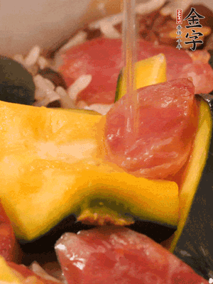 倒入溫開水，水量高出米面一個(gè)指節(jié)。