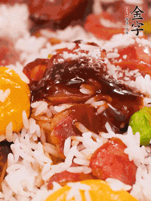 調(diào)醬汁，把蠔油：生抽：老抽：香油按1:2:1:0.5的比例。