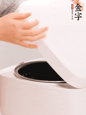 泡發(fā)香菇的水和調(diào)好的醬汁混合在一起，倒入電飯煲中，煮飯。