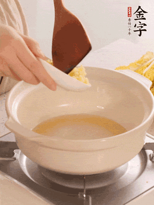 鍋里留少量底油煸香火腿和姜末。