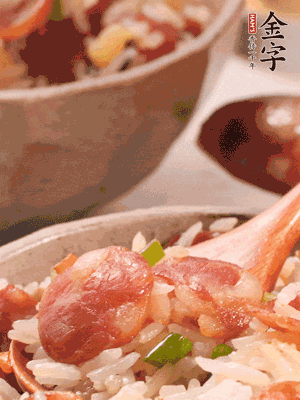 開蓋后，沿鍋邊淋2大勺花生油，大火烤出鍋巴。輕輕翻拌一下，撒點蔥花。