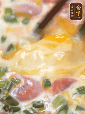 三個(gè)全蛋中加適量牛奶、鹽、黑胡椒粉、臘腸、蔥花攪拌均勻