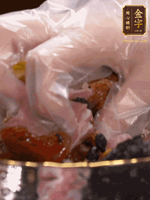 排骨洗凈后（蠔油、生抽、老抽、鹽、糖、淀粉、豆豉、蒜蓉、姜絲）腌制30分鐘