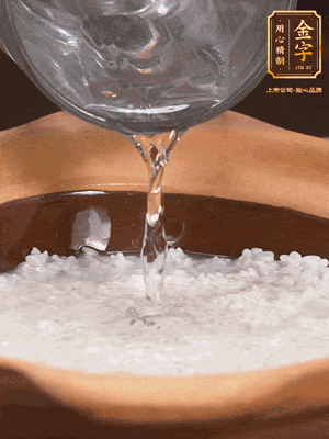 砂鍋底部刷一層油，加入大米和開水，水高1cm,大火燒開后轉(zhuǎn)中火煲5分鐘，到水微收干