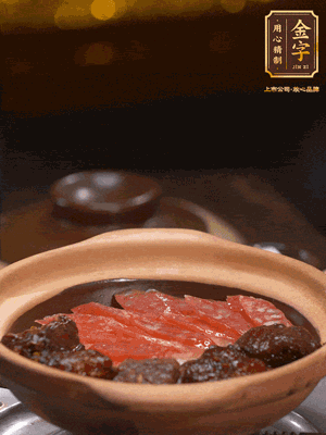 鋪上臘腸和排骨，鍋邊淋一圈油，小火煲10分鐘