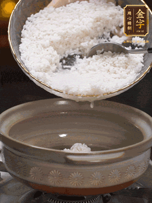 鍋底刷油，倒入米飯，水沒過即可，中小火燜10分鐘，戳幾個(gè)洞