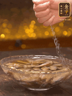 鮮活蟶子反復(fù)沖洗干凈，水中加鹽、芝麻香油浸泡30分鐘吐沙