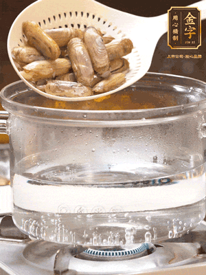 煮一鍋沸水，下蟶子汆燙30秒，撈出浸入冰水，取出蟶子肉