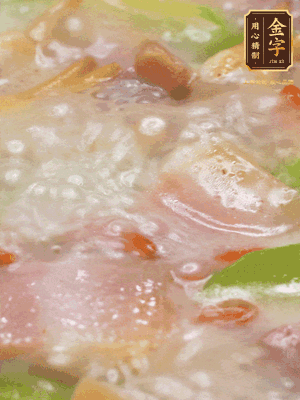 最后下蟶子，一點(diǎn)白胡椒調(diào)味，煮到白色湯汁出來。撒點(diǎn)枸杞點(diǎn)綴