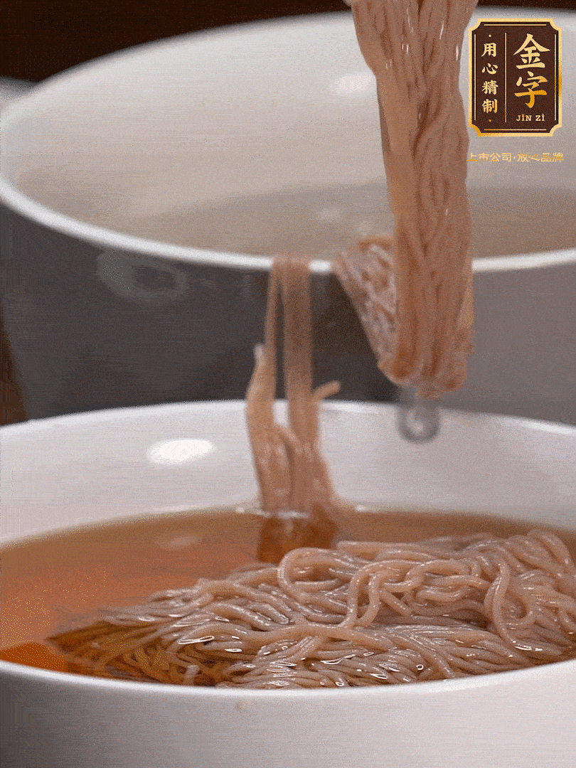 蘋果醋，一點鹽、糖、醬油，兌入涼白開水調(diào)成簡易冷面湯，放水箱冷藏