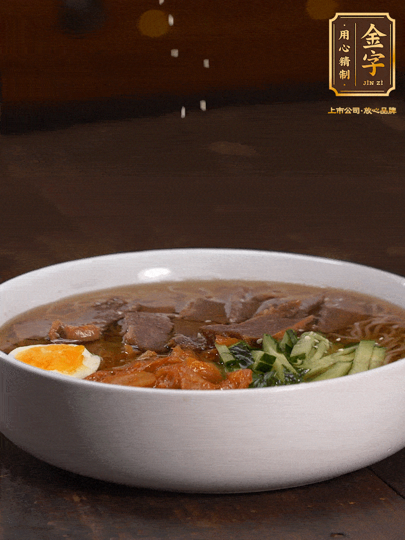 放入冰涼的冷面湯碼上黃瓜絲、泡菜、牛肉、雞蛋，撒點白芝麻