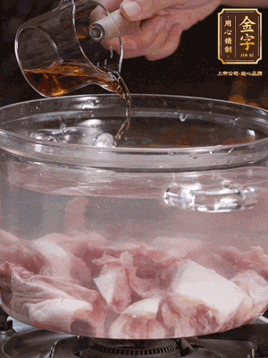 老鴨切塊，鍋里水煮開，鴨肉加姜片、料酒焯水