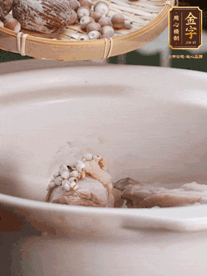 焯好水洗凈的鴨肉、薏米、芡實、蜜棗+適量水煲1小時