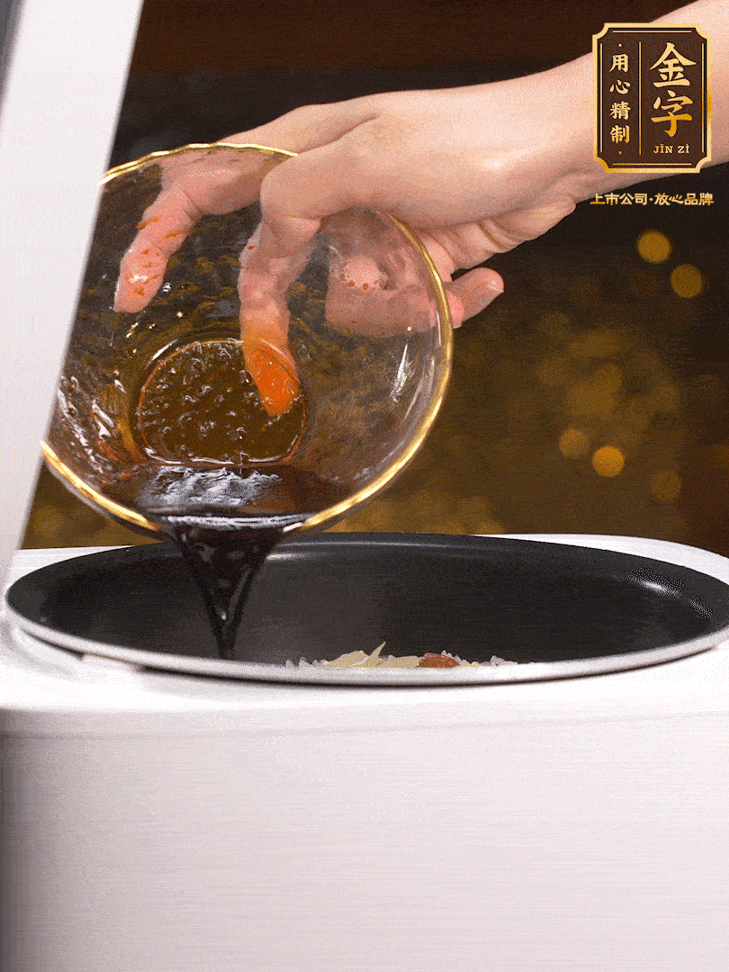 煮好后，淋上醬汁：2勺生抽、1勺老抽、1勺蠔油、半勺白糖、半勺香油、1勺水