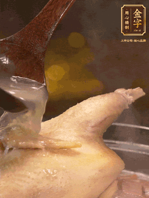 大火燒開后，撇去浮沫。轉(zhuǎn)小火燉2個(gè)小時(shí)