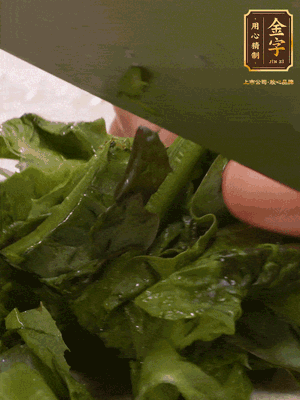 萵筍去皮切丁，萵筍葉切碎