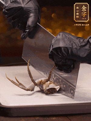 用刷子刷干凈六月黃，一斬二。把蟹蓋、蟹胃拿出來。